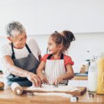 Trois phrases à utiliser avec sa belle-mère pour gérer son intervention auprès du bébé