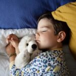 Trois phrases essentielles à dire à votre enfant avant le coucher pour favoriser son bien-être.
