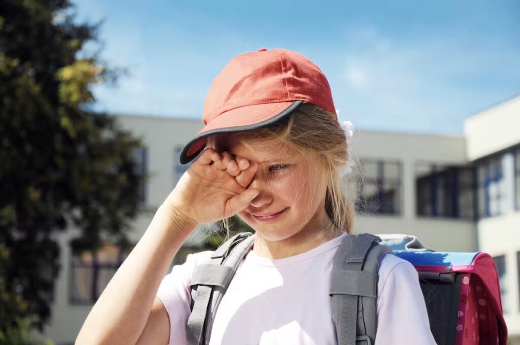 Un enfant en pleurs à l’idée de quitter sa maîtresse : une réaction courante en milieu scolaire.