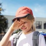Un enfant en pleurs à l&rsquo;idée de quitter sa maîtresse : une réaction courante en milieu scolaire.