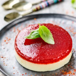 Entremet de fromage de brebis accompagné de gelée Paxtaran et piment en Espagne.