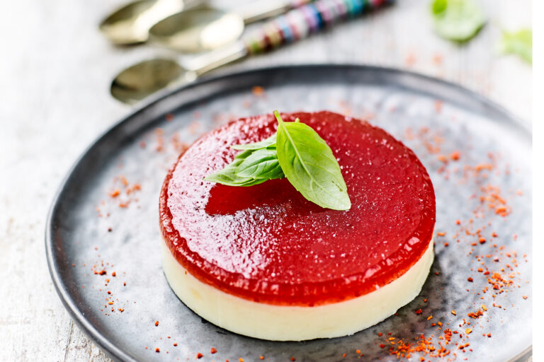 Entremet de fromage de brebis accompagné de gelée Paxtaran et piment en Espagne.