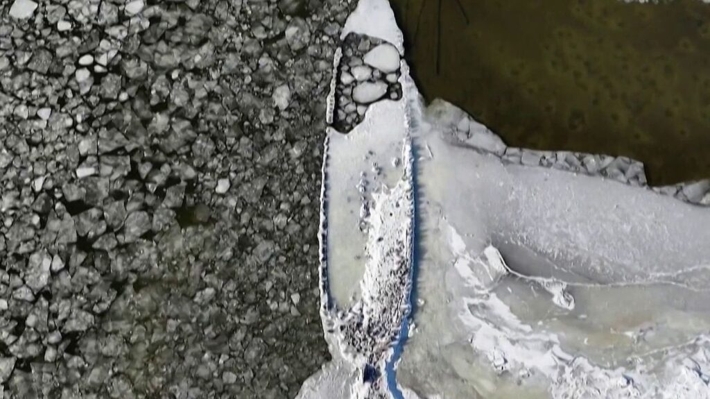 Un navire du XVIIe siècle émerge de la glace à Stockholm suite à la baisse du niveau de la mer Baltique.