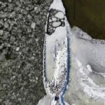 Un navire du XVIIe siècle émerge de la glace à Stockholm suite à la baisse du niveau de la mer Baltique.