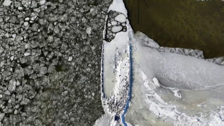 Un navire du XVIIe siècle émerge de la glace à Stockholm suite à la baisse du niveau de la mer Baltique.