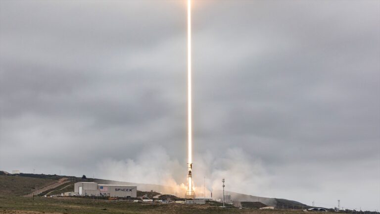 SpaceX lance 24 satellites Starlink en orbite terrestre basse depuis la Californie.