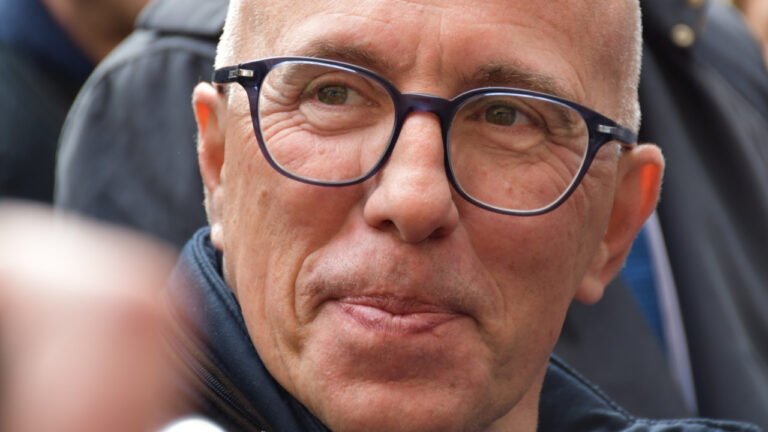 Eric Ciotti modifie les règles d’Airbnb à Nice, provoquant l’indignation de la gauche.