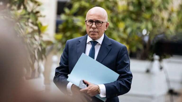 Les députés d’Eric Ciotti quittent l’hémicycle face à l’obstruction de la gauche sur le mariage des étrangers.