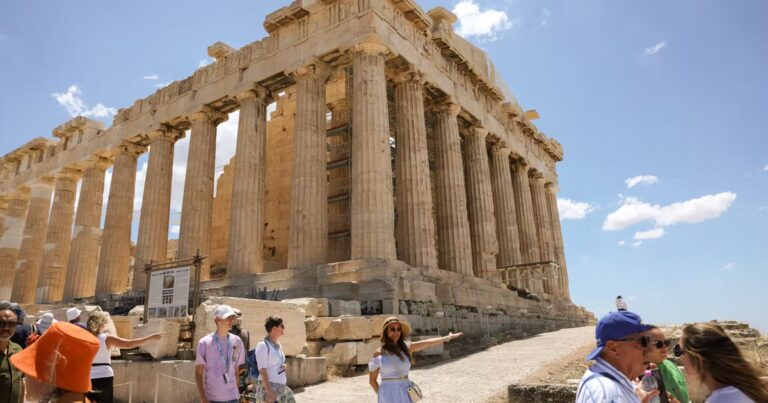 La Grèce, destination touristique prisée, voit la moitié de sa population sans vacances.