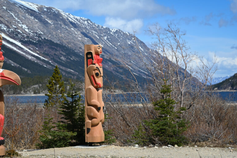 Les totems du sentier de Chilkoot illustrent l’histoire culturelle des peuples autochtones.