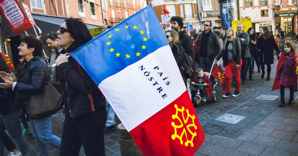 L’occitan, langue des troubadours, soutenue par des institutions dans le sud de la France.