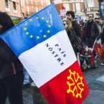 L’occitan, langue des troubadours, soutenue par des institutions dans le sud de la France.