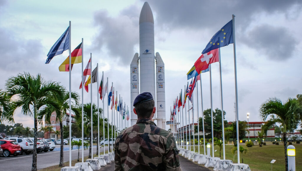 Le CNES subit 330 millions d’euros de coupes, affectant le secteur spatial français.