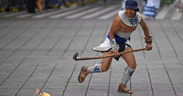 Le Mexique réhabilite un sport ancestral, sans lien avec le football, en pleine Coupe du monde.