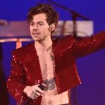 Harry Styles court vers la scène de son concert à Wembley pour débuter le spectacle.
