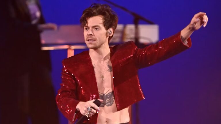 Harry Styles court vers la scène de son concert à Wembley pour débuter le spectacle.