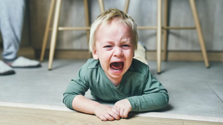 La méthode « Jessica » de TikTok pour gérer les crises chez les enfants suscite l’intérêt des parents.