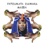 Fatoumata Diawara souligne le rôle de la musique comme thérapie personnelle.