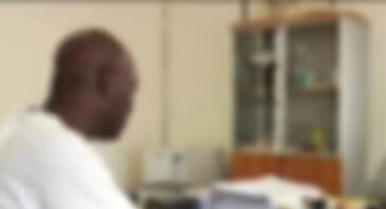 Pa Camara, accusé de viols sur mineures, plaide non coupable devant la justice.