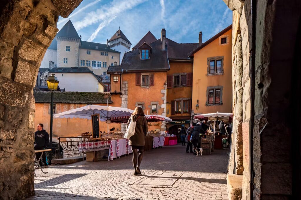 Vacances d’hiver : trois adresses recommandées pour séjourner à Annecy.