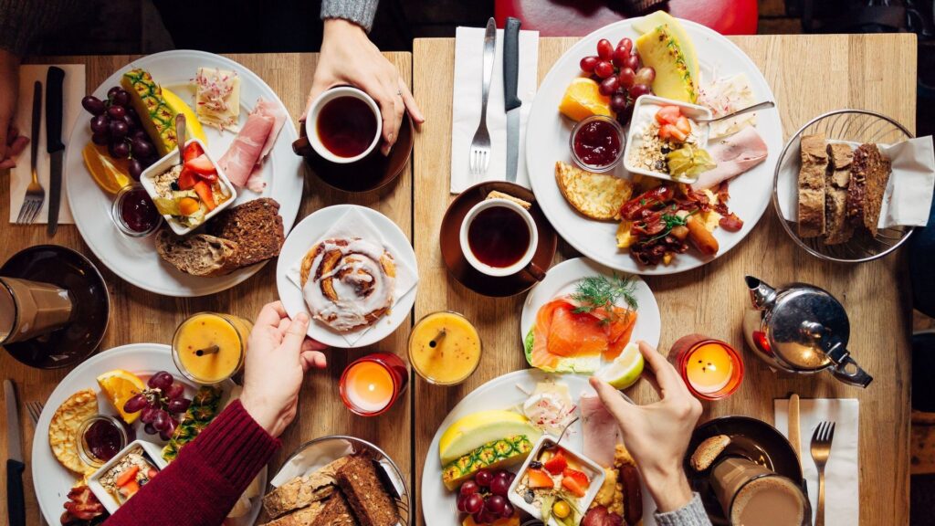 Petit-déjeuner traditionnel : diversité culinaire au Japon, en Turquie et en Colombie.