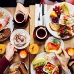 Petit-déjeuner traditionnel : diversité culinaire au Japon, en Turquie et en Colombie.
