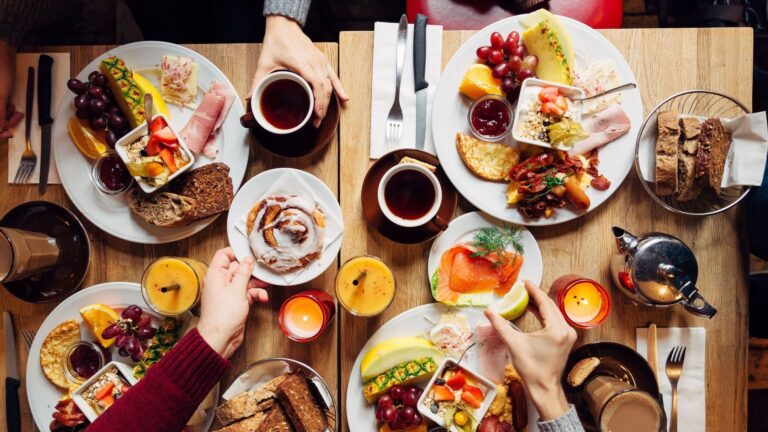 Petit-déjeuner traditionnel : diversité culinaire au Japon, en Turquie et en Colombie.