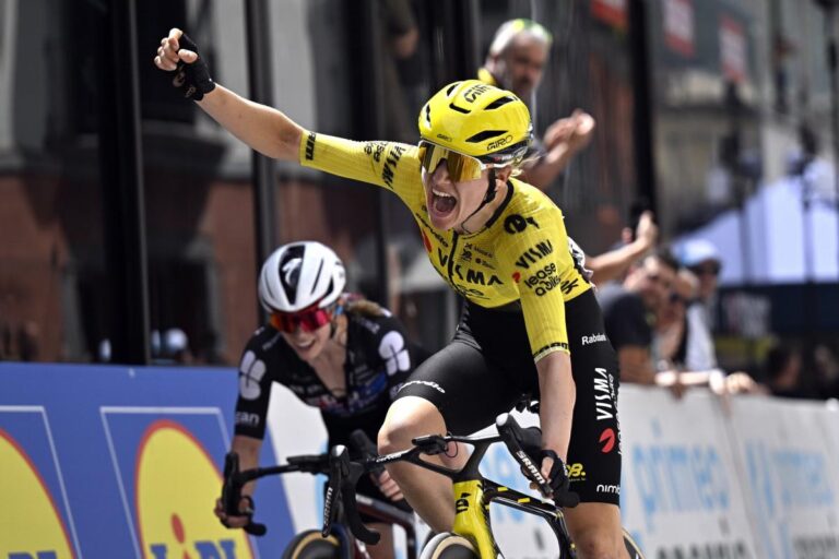 Femke De Vries remporte la première étape du Tour de Suisse, sa première victoire pro.