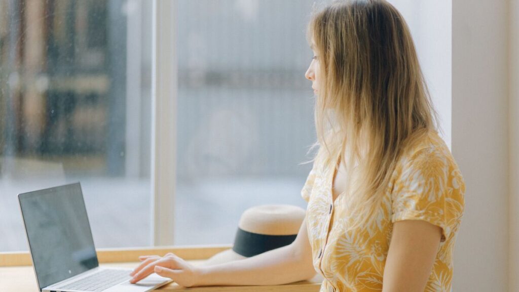 Canicule : conseils pratiques pour s’habiller au travail et affronter la chaleur.