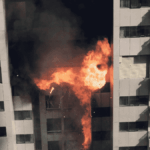Oran : un homme escalade un immeuble en feu pour secourir des enfants piégés.