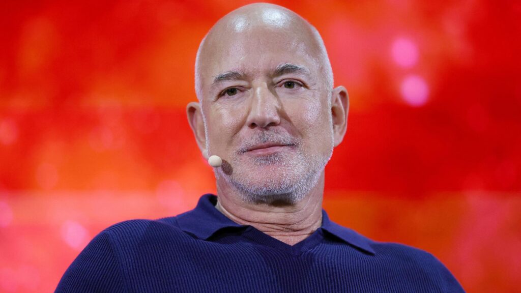 Jeff Bezos présente un plan pour la durabilité environnementale lors d’un discours.