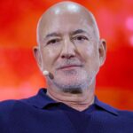 Jeff Bezos présente un plan pour la durabilité environnementale lors d’un discours.