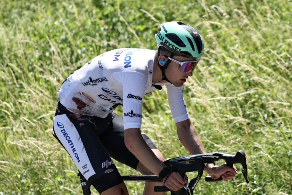 Paul Seixas réalise une remontée spectaculaire après une chute au Tour Aura