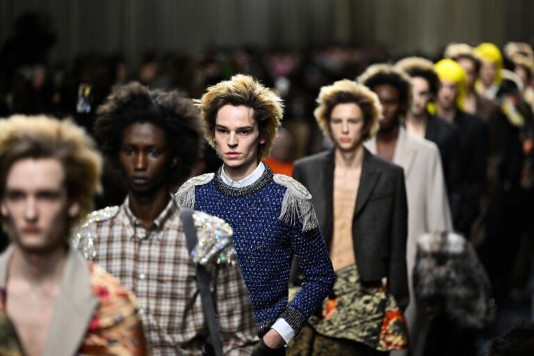 Castings et patience : les défis des mannequins avant les défilés de mode