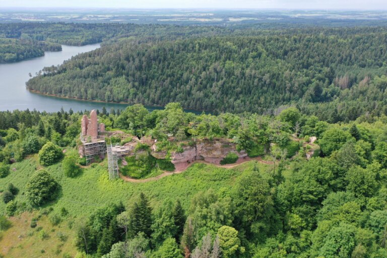 Nouvelles découvertes archéologiques au château de Pierre-Perc, révélant des vestiges médiévaux.