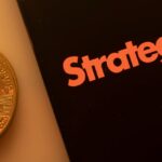 Strategy, leader du bitcoin, enregistre une chute significative en bourse.