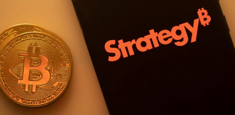 Strategy, leader du bitcoin, enregistre une chute significative en bourse.