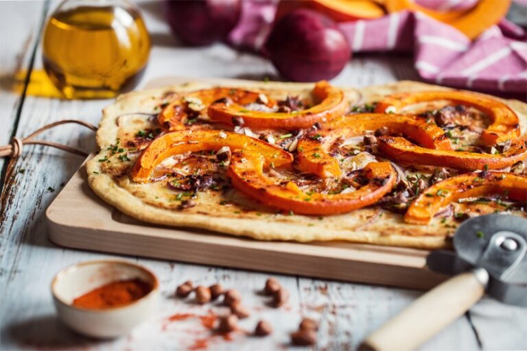Flammekueche à la butternut : une spécialité alsacienne revisitée pour l’automne.