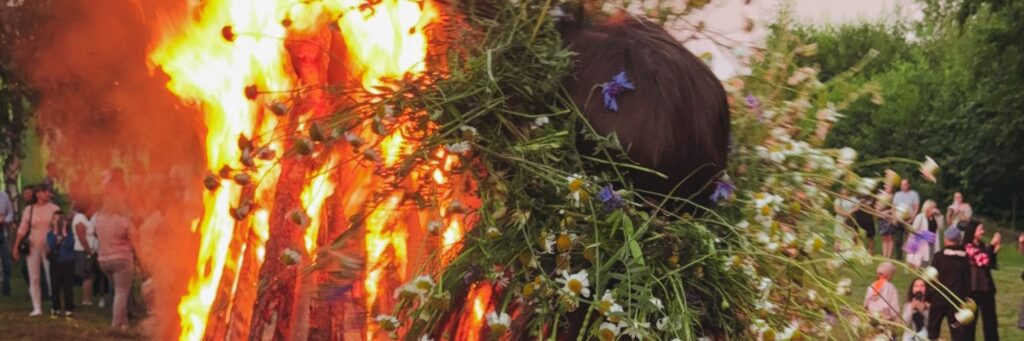 Le solstice d’été : une tradition païenne millénaire observée dans plusieurs cultures.