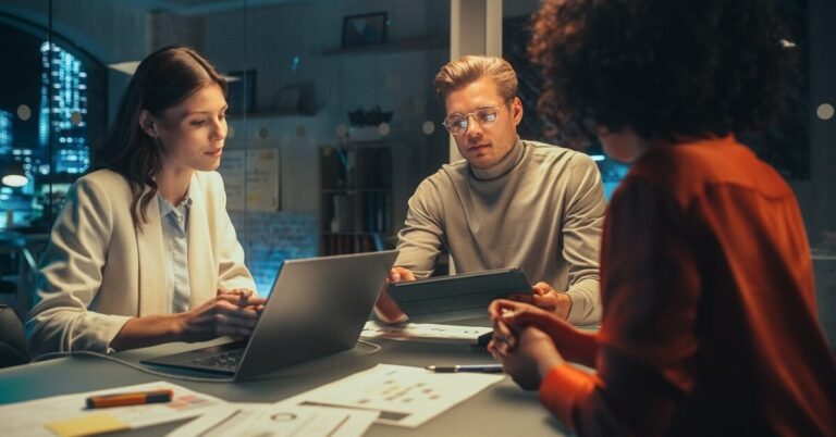 Dix formations pour devenir manager dans le digital en France, selon des experts du secteur.