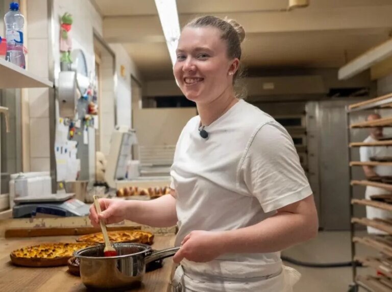De plus en plus de jeunes en Suisse choisissent de créer leur entreprise malgré les risques.