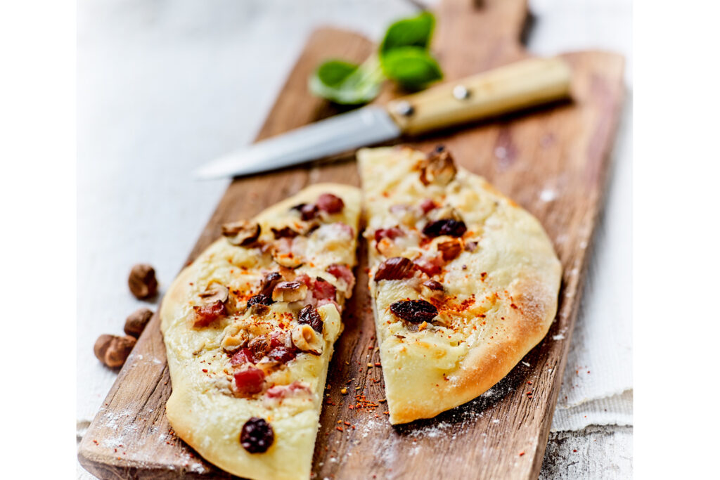 Fougasse de Pur Brebis Pyrénées et poitrine de porc : une collaboration entre artisans locaux.