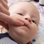 Allaitement difficile : une étude remet en question le rôle du frein labial chez les nourrissons.