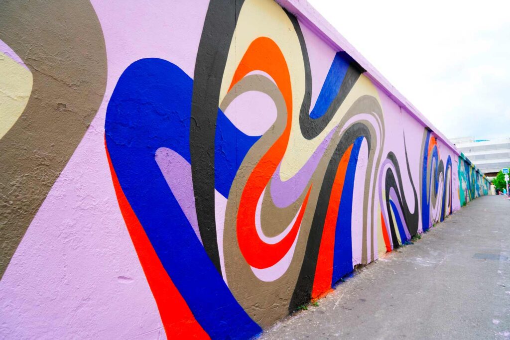 L’art urbain à Marseille façonne la transformation de la gare Saint-Charles.