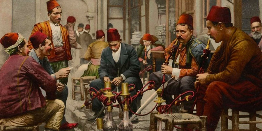 Fumer le narguilé à Istanbul : une pratique culturelle en déclin face aux réglementations.