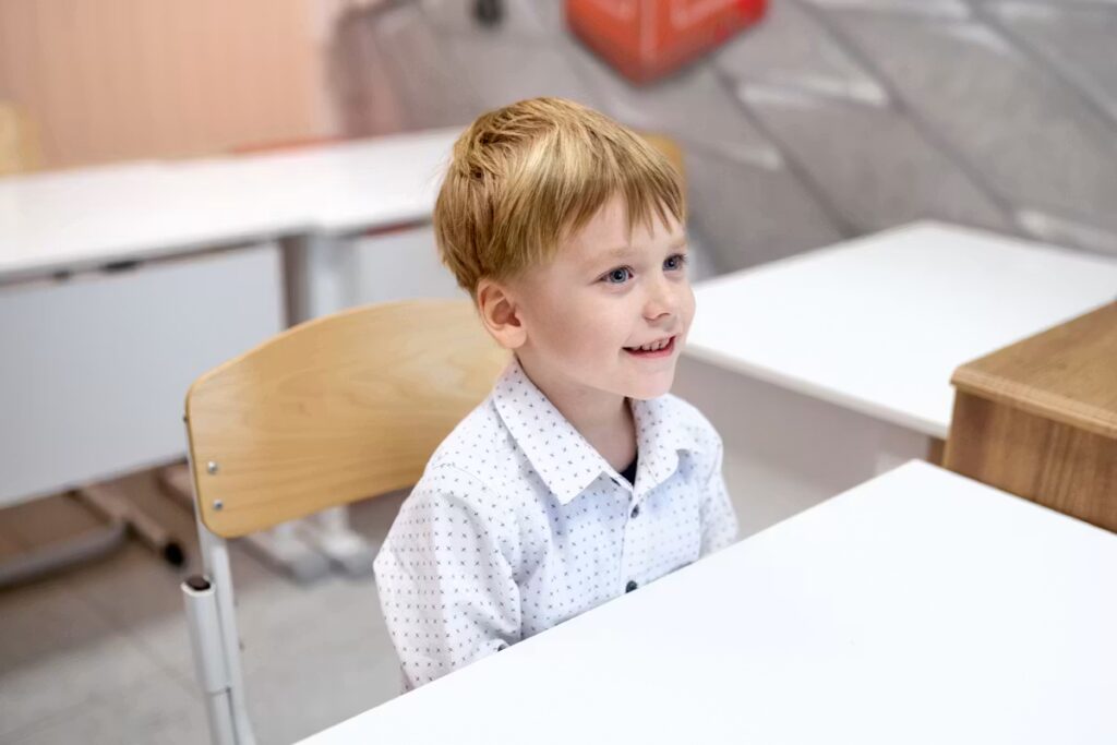 Le prénom d’un petit garçon révèle l’identité de l’inventeur de l’école moderne.