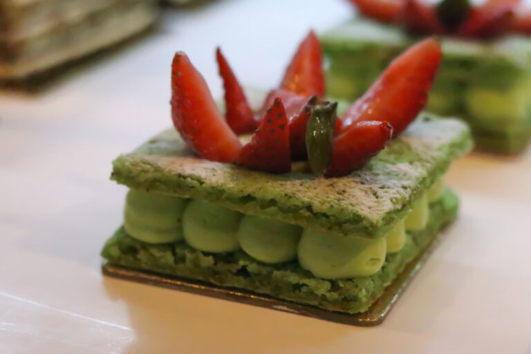 Recette de gâteau sans gluten aux pistaches et fraises pour une alimentation adaptée.