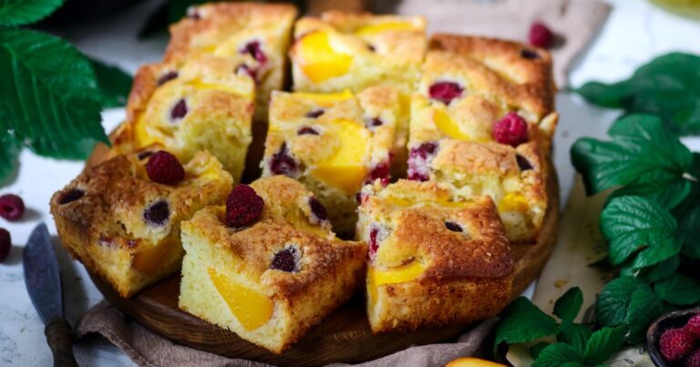 Recette de gâteau aux pêches et framboises à l’huile d’olive pour une pâtisserie saine