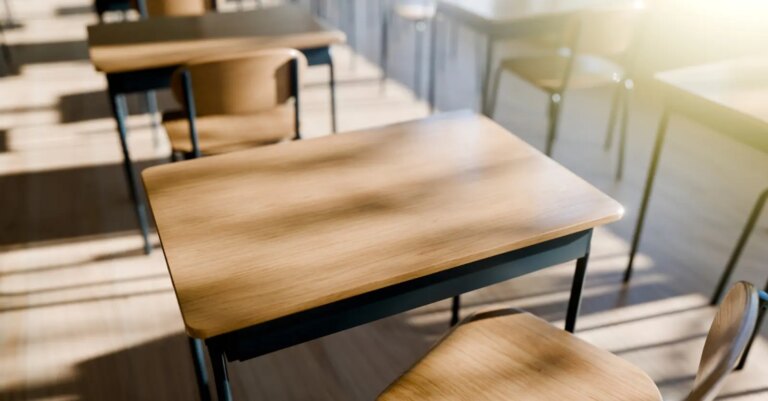 Écoles en France confrontées à des conditions de chaleur extrêmes et à un air irrespirable.