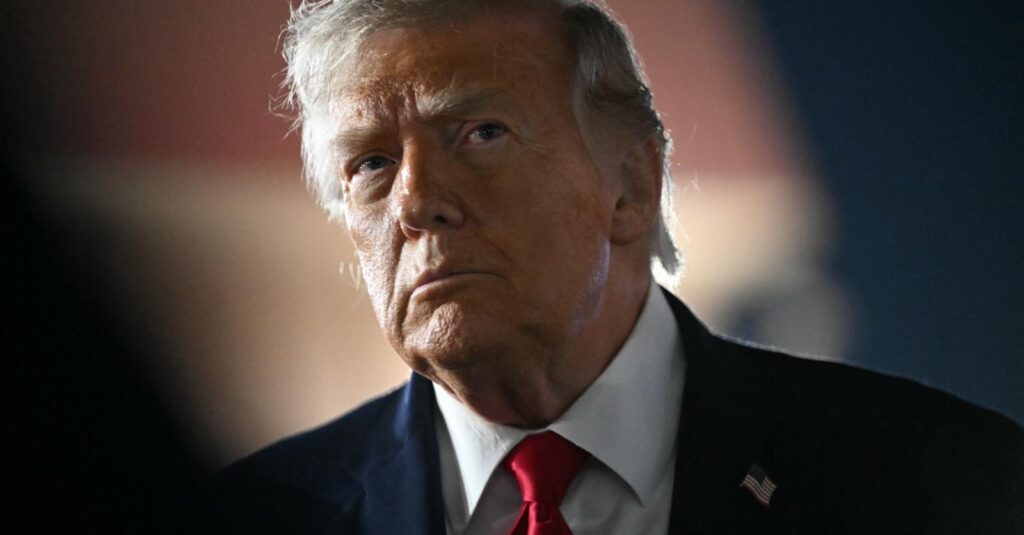 Donald Trump annule des frappes sur l’Iran et évoque un futur accord diplomatique.
